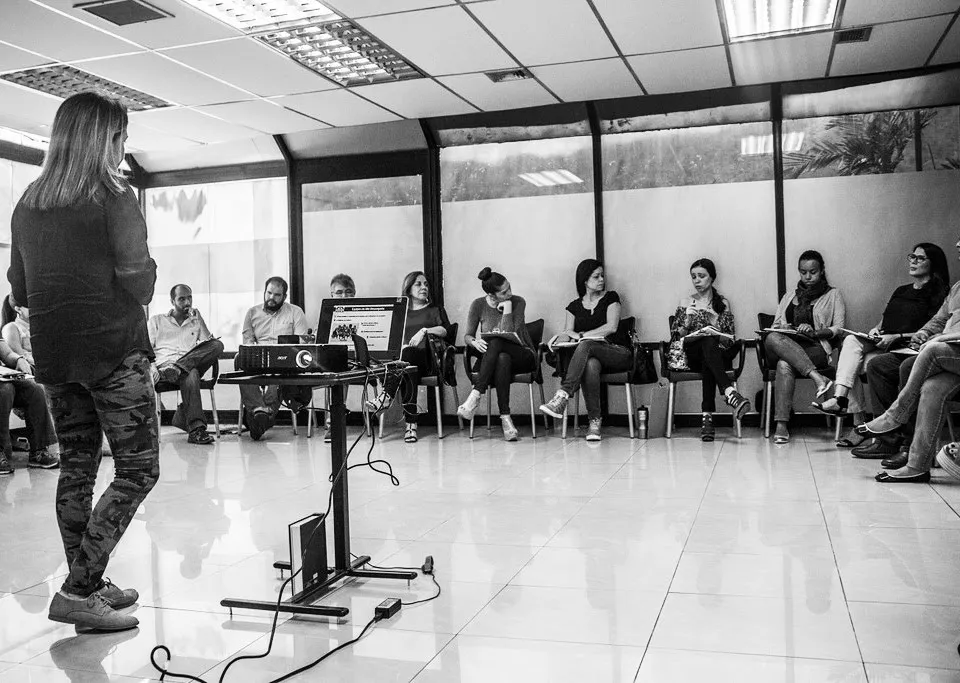 Participantes en una sesión presencial en el aula de Ávila IIES