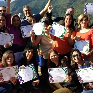 Egresados de Ávila IIES celebrando con sus certificados en Caracas