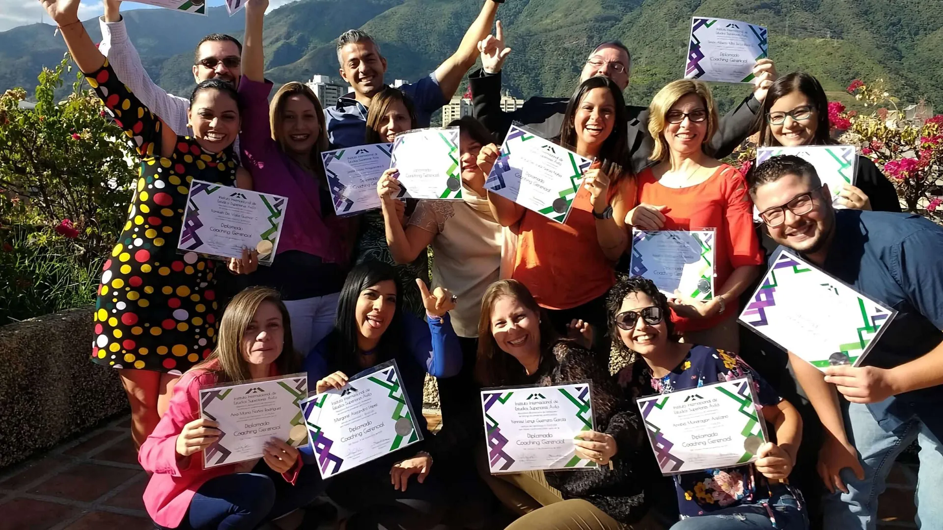Egresados de Ávila IIES celebrando con sus certificados en Caracas