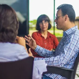 Sesión de mentoría individual conversando al aire libre