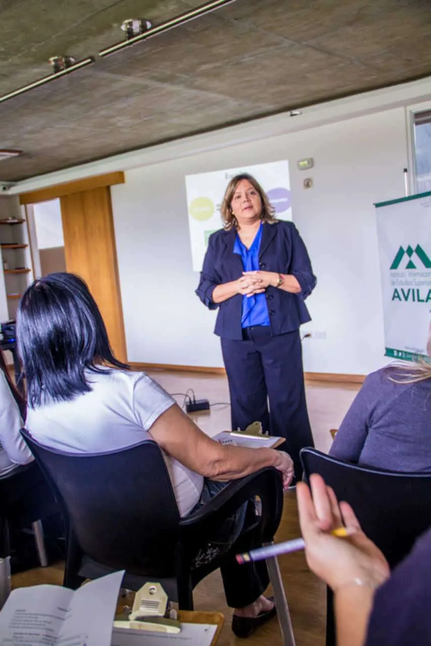 La Dra. Zulay González facilitando una clase en Ávila IIES